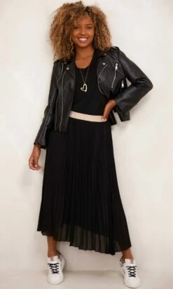 Jupe Plissée Nahla Noir -Vêtements Soldes 2024 facetune 16 11 2023 20 11 26