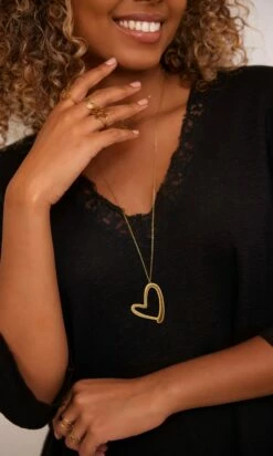 T-Shirt Jordan Oversize Lin Noir -Vêtements Soldes 2024 facetune 16 11 2023 20 22 43