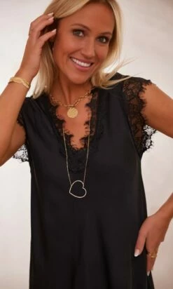 Petite Robe Mae MC Noir 13 Petite Robe Mae MC Noir -Vêtements Soldes 2024 facetune 17 01 2024 16 43 15