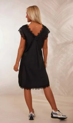 Petite Robe Mae MC Noir 12 Petite Robe Mae MC Noir -Vêtements Soldes 2024 facetune 17 01 2024 16 46 07