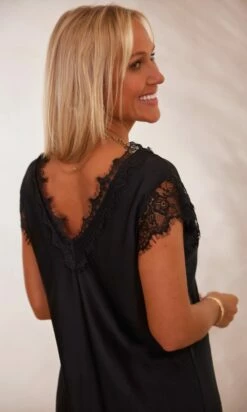 Petite Robe Mae MC Noir 14 Petite Robe Mae MC Noir -Vêtements Soldes 2024 facetune 17 01 2024 16 53 39