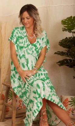 Robe Izabella Tie And Dye Vert Brésil 15 Robe Izabella Tie And Dye Vert Brésil -Vêtements Soldes 2024 facetune 17 03 2023 11 21 16
