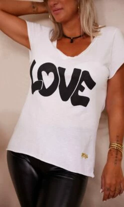 T-Shirt Magda Blanc Love Noir 15 T-Shirt Magda Blanc Love Noir -Vêtements Soldes 2024 facetune 17 08 2023 10 35 31