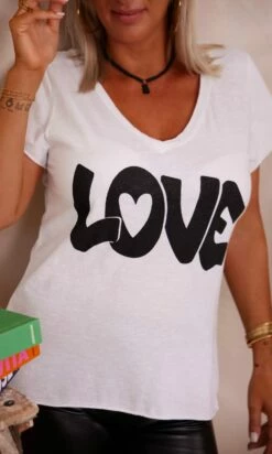 T-Shirt Magda Blanc Love Noir 13 T-Shirt Magda Blanc Love Noir -Vêtements Soldes 2024 facetune 17 08 2023 10 35 42