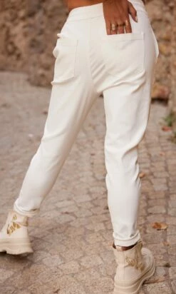 Pantalon Zayn Huilé Blanc -Vêtements Soldes 2024 facetune 17 10 2023 08 52 44