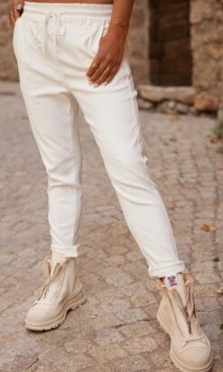 Pantalon Zayn Huilé Blanc -Vêtements Soldes 2024 facetune 17 10 2023 08 59 25