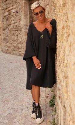 Petite Robe Pull Léon Oversize Noir -Vêtements Soldes 2024 facetune 17 10 2023 11 12 54