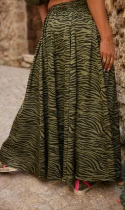 Jupon Ayron Satin Kaki Zèbre -Vêtements Soldes 2024 facetune 17 10 2023 11 35 41