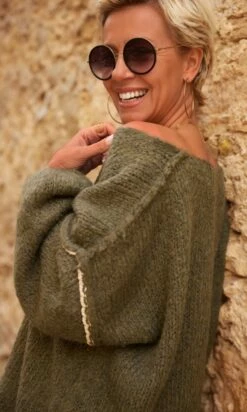 Pull Andres Kaki Star Smile Doré 12 Pull Andres Kaki Star Smile Doré -Vêtements Soldes 2024 facetune 17 10 2023 11 42 39 1