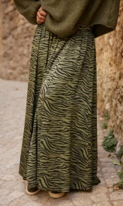 Jupon Ayron Satin Kaki Zèbre -Vêtements Soldes 2024 facetune 17 10 2023 11 54 13