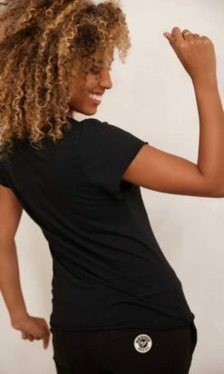 T-Shirt Magda Noir Pluma Skull Karma Multicolor -Vêtements Soldes 2024 facetune 17 11 2023 06 41 53