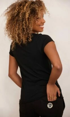 T-Shirt Magda Noir Pluma Skull Karma Multicolor -Vêtements Soldes 2024 facetune 17 11 2023 06 43 28