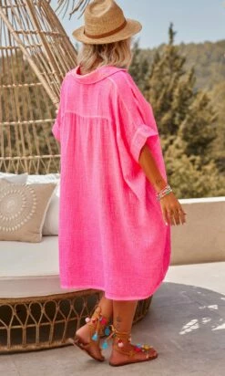 Petite Robe Chemise Sherine Oversize Rose Fluo -Vêtements Soldes 2024 facetune 18 07 2023 12 40 23