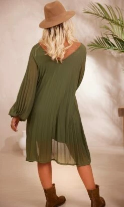 Petite Robe Nuria Plissée Kaki 11 Petite Robe Nuria Plissée Kaki -Vêtements Soldes 2024 facetune 18 08 2023 10 57 58