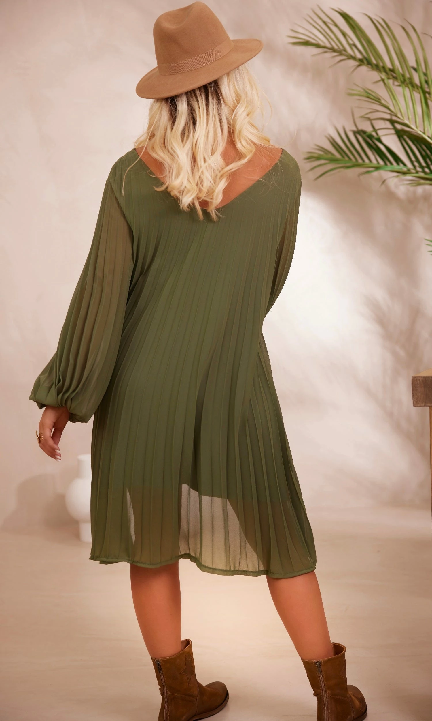 Petite Robe Nuria Plissée Kaki 5 Petite Robe Nuria Plissée Kaki – Image 3
