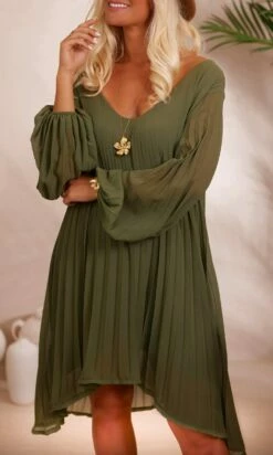 Petite Robe Nuria Plissée Kaki 13 Petite Robe Nuria Plissée Kaki -Vêtements Soldes 2024 facetune 18 08 2023 10 58 02