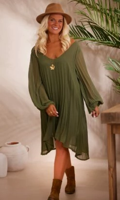 Petite Robe Nuria Plissée Kaki 12 Petite Robe Nuria Plissée Kaki -Vêtements Soldes 2024 facetune 18 08 2023 10 58 16