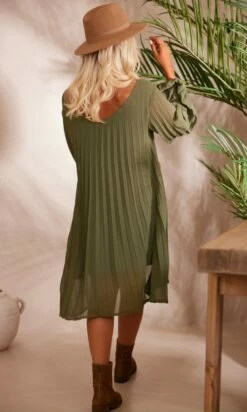 Petite Robe Nuria Plissée Kaki 15 Petite Robe Nuria Plissée Kaki -Vêtements Soldes 2024 facetune 18 08 2023 11 25 27