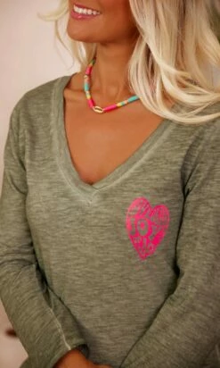 T-Shirt Magda ML Kaki Heart Joy Rose Fluo -Vêtements Soldes 2024 facetune 18 08 2023 16 58 22