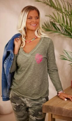 T-Shirt Magda ML Kaki Heart Joy Rose Fluo -Vêtements Soldes 2024 facetune 18 08 2023 17 03 51