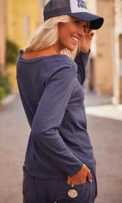 T-Shirt Magda ML Bleu Marine Heart Joy Blanc -Vêtements Soldes 2024 facetune 18 09 2023 11 08 31