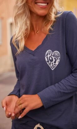 T-Shirt Magda ML Bleu Marine Heart Joy Blanc -Vêtements Soldes 2024 facetune 18 09 2023 11 09 04
