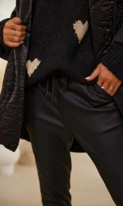 Pantalon Zayn Huilé Noir 13 Pantalon Zayn Huilé Noir -Vêtements Soldes 2024 facetune 18 12 2023 14 09 16