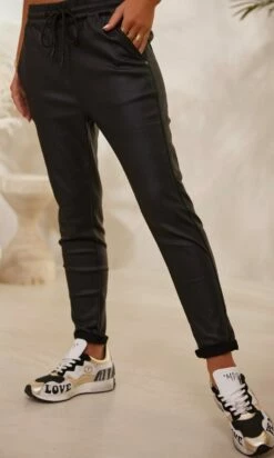 Pantalon Zayn Huilé Noir 14 Pantalon Zayn Huilé Noir -Vêtements Soldes 2024 facetune 18 12 2023 14 13 50