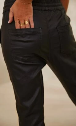 Pantalon Zayn Huilé Noir 11 Pantalon Zayn Huilé Noir -Vêtements Soldes 2024 facetune 18 12 2023 14 22 20