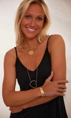 Fond De Tunique Noir -Vêtements Soldes 2024 facetune 19 01 2024 09 50 25