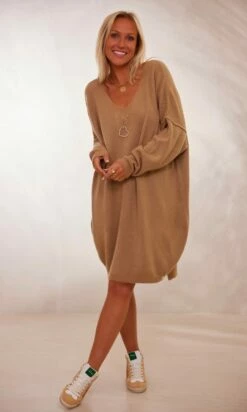 Petite Robe Pull Alcinda Oversize Camel -Vêtements Soldes 2024 facetune 19 01 2024 10 58 10