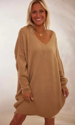 Petite Robe Pull Alcinda Oversize Camel -Vêtements Soldes 2024 facetune 19 01 2024 11 08 56