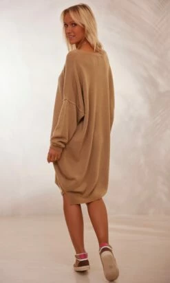Petite Robe Pull Alcinda Oversize Camel -Vêtements Soldes 2024 facetune 19 01 2024 11 11 48