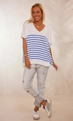 Pull Yann MC Oversize Blanc Marinière Bleu Electrique -Vêtements Soldes 2024 facetune 19 01 2024 14 50 54