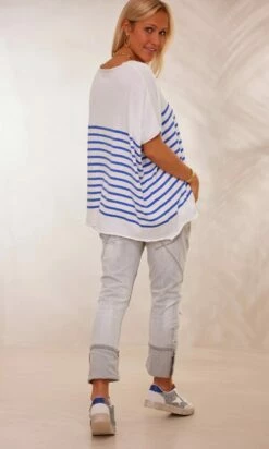 Pull Yann MC Oversize Blanc Marinière Bleu Electrique -Vêtements Soldes 2024 facetune 19 01 2024 15 05 47