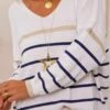 Pull Orson Blanc Rayure Bleu Marine & Or -Vêtements Soldes 2024 facetune 19 02 2024 09 06 56