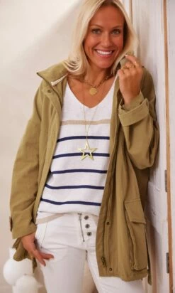 Pull Orson Blanc Rayure Bleu Marine & Or 12 Pull Orson Blanc Rayure Bleu Marine & Or -Vêtements Soldes 2024 facetune 19 02 2024 09 13 51