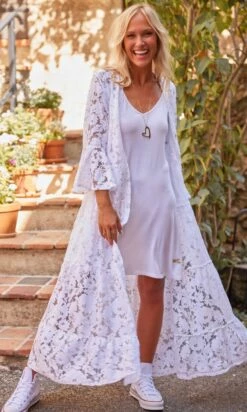 Robe Garance Dentelle Blanc 14 Robe Garance Dentelle Blanc -Vêtements Soldes 2024 facetune 19 09 2023 09 22 08