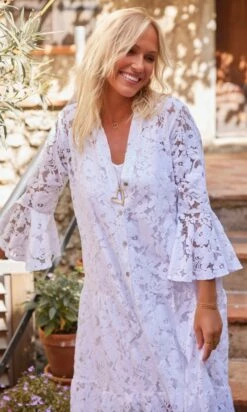 Robe Garance Dentelle Blanc 15 Robe Garance Dentelle Blanc -Vêtements Soldes 2024 facetune 19 09 2023 09 30 41