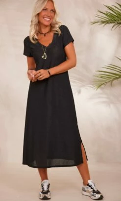 Robe Magda Noir Irisé 12 Robe Magda Noir Irisé -Vêtements Soldes 2024 facetune 19 09 2023 10 09 14