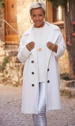 Pull Raphaël Oversize Blanc Cassé -Vêtements Soldes 2024 facetune 19 10 2023 16 49 05 1