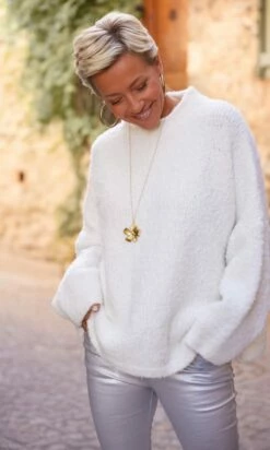 Pull Raphaël Oversize Blanc Cassé -Vêtements Soldes 2024 facetune 19 10 2023 17 15 19 1