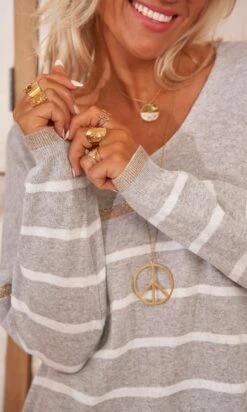 Pull Orson Gris Clair Rayure Blanc & Or -Vêtements Soldes 2024 facetune 20 02 2024 11 52 37