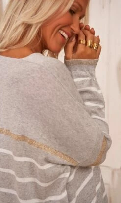 Pull Orson Gris Clair Rayure Blanc & Or -Vêtements Soldes 2024 facetune 20 02 2024 12 44 09