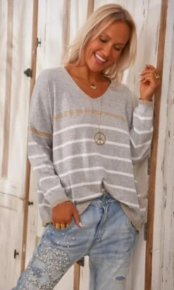 Pull Orson Gris Clair Rayure Blanc & Or -Vêtements Soldes 2024 facetune 20 02 2024 12 54 54