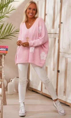 Pull Arsène Oversize Rose Clair Flowers Blanc -Vêtements Soldes 2024 facetune 20 02 2024 16 04 01