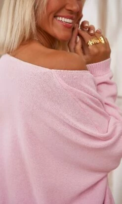 Pull Arsène Oversize Rose Clair Flowers Blanc -Vêtements Soldes 2024 facetune 20 02 2024 16 48 29