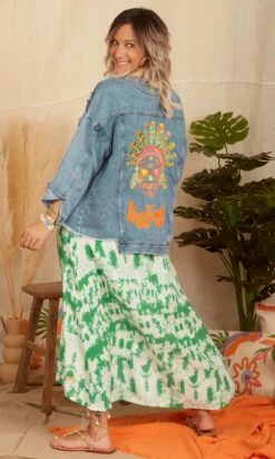 Robe Izabella Tie And Dye Vert Brésil 14 Robe Izabella Tie And Dye Vert Brésil -Vêtements Soldes 2024 facetune 20 03 2023 09 12 47