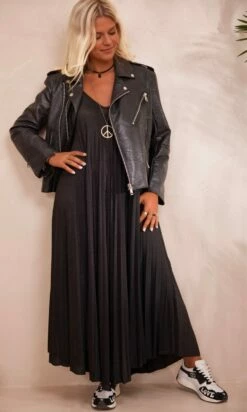 Robe Marlia Noir Irisé 12 Robe Marlia Noir Irisé -Vêtements Soldes 2024 facetune 20 09 2023 09 14 31 1