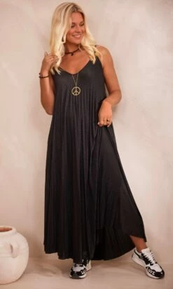 Robe Marlia Noir Irisé 15 Robe Marlia Noir Irisé -Vêtements Soldes 2024 facetune 20 09 2023 09 55 25 1